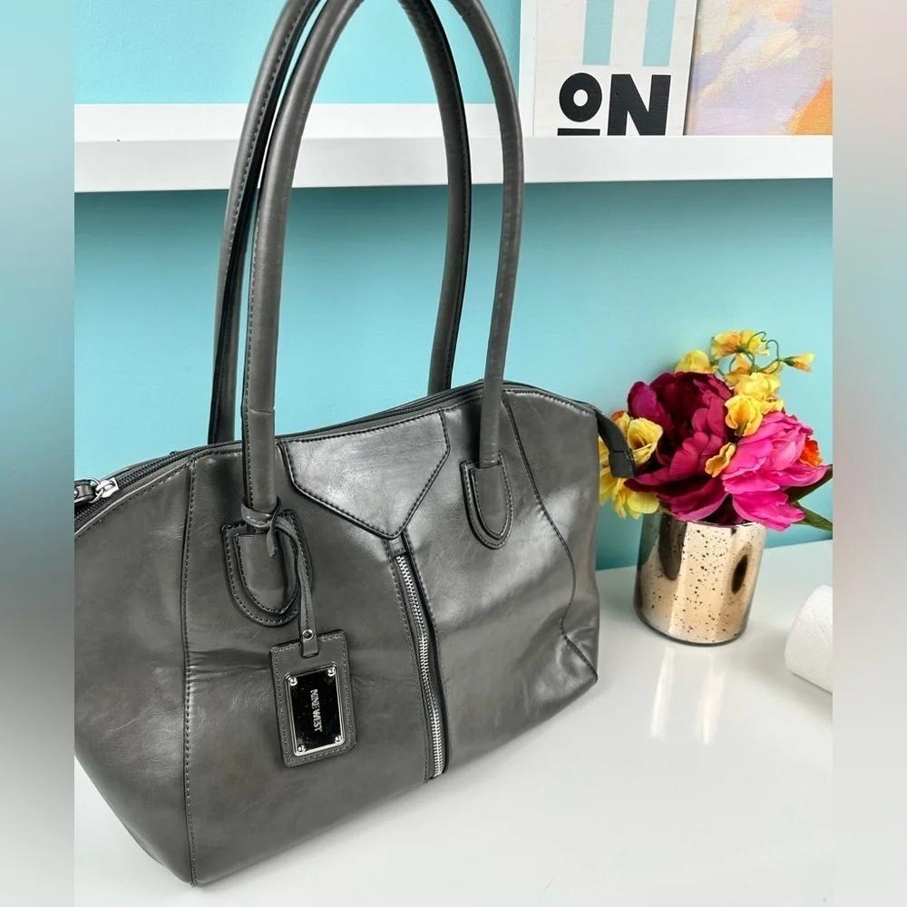 Nine West ladies gray leather handbag, excellent condition